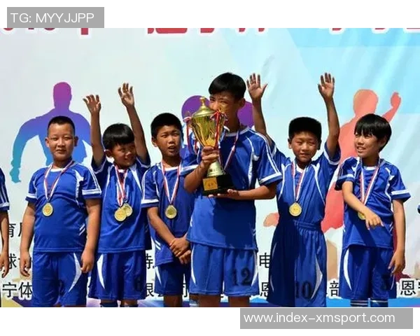 小学足球赛冠军争夺战精彩上演学生们展现团结拼搏精神与运动风采